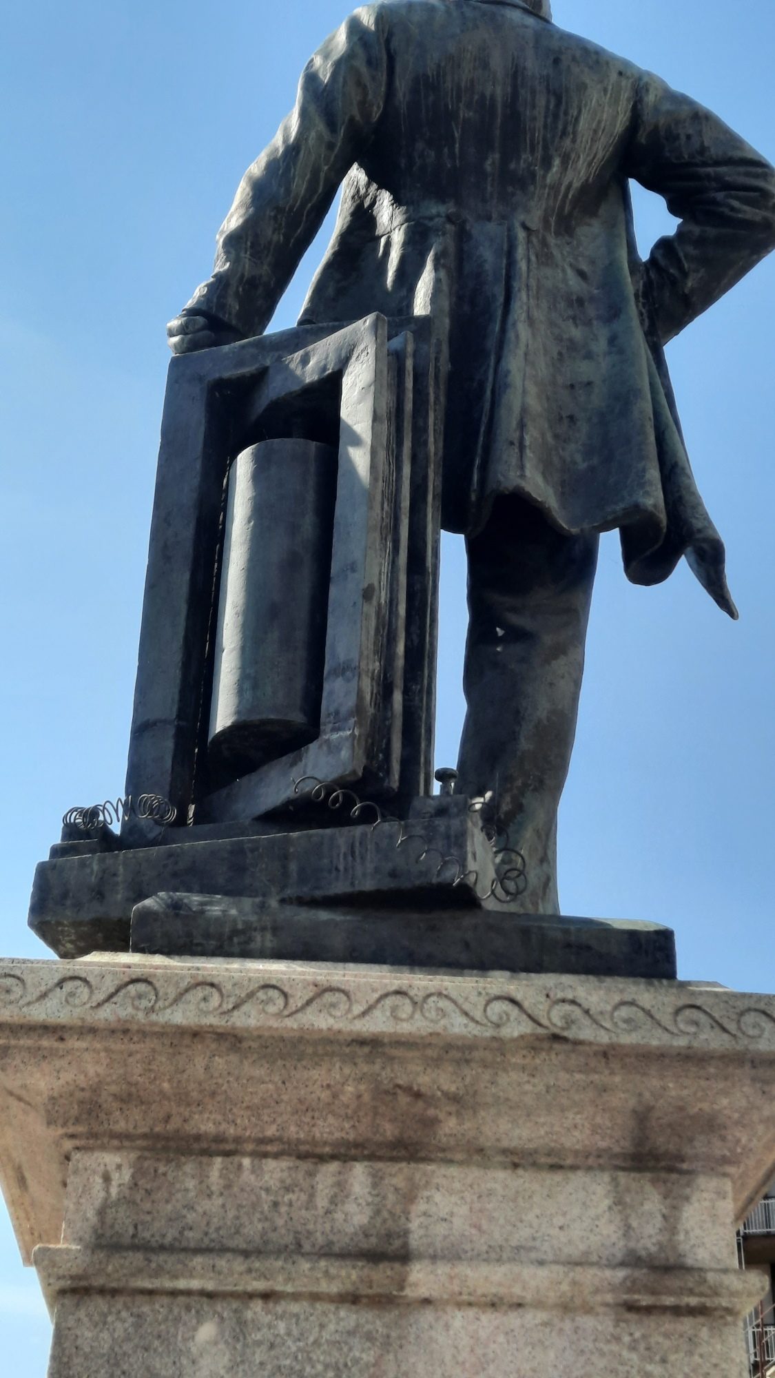 Galileo Ferraris monument, Livorno Ferraris - 04.jpg